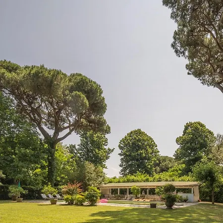 Luxury With Swimming Pool At 700 Meters From The Sea Appartamento Marina di Pietrasanta
