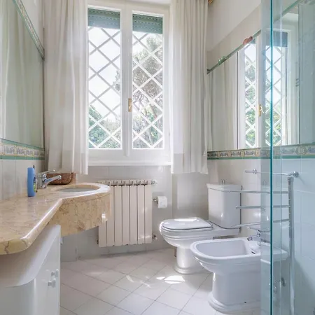 Luxury With Swimming Pool At 700 Meters From The Sea Appartamento Marina di Pietrasanta